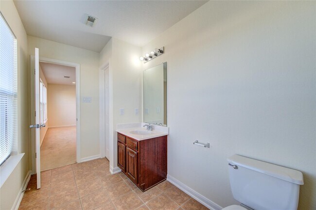 Building Photo - 15326 Mission Oak Dr