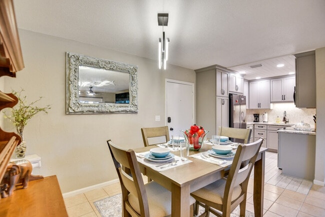 Building Photo - 3800 Saxon Dr