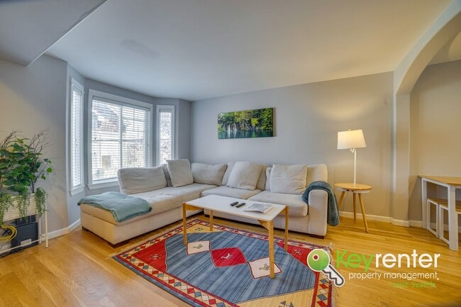 Building Photo - Beautifully Renovated 3 Bed Townhome in Prime North Seattle Location