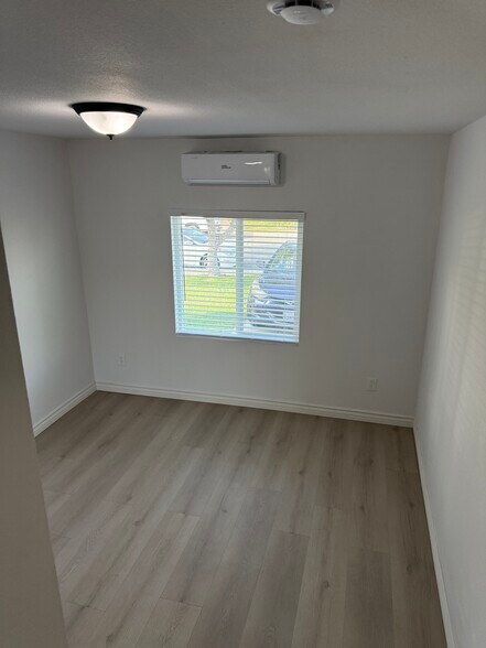 Building Photo - 631 N Brierwood Ave