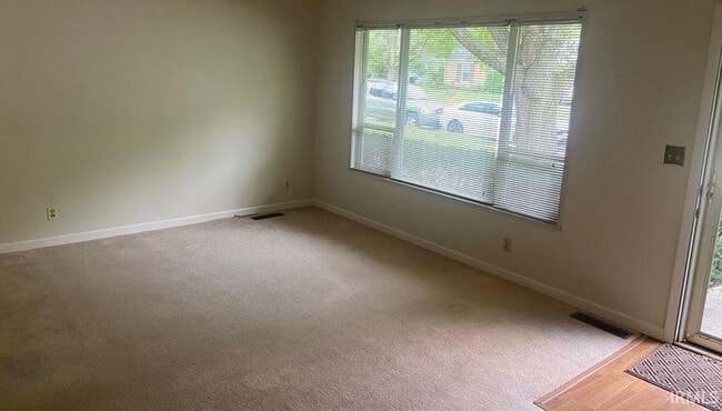 Building Photo - 2616 Willow Dr