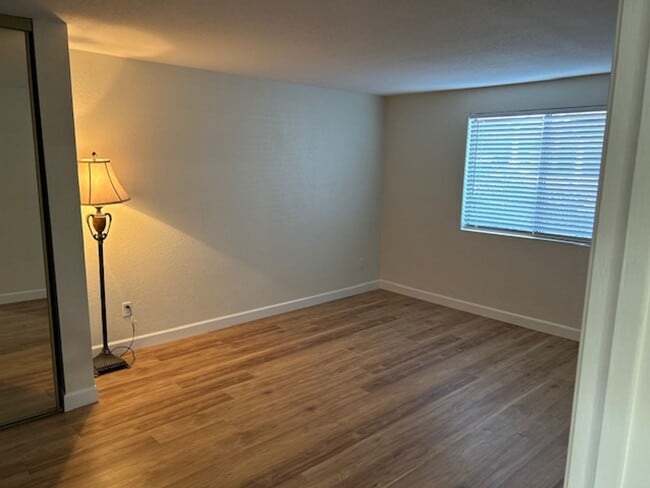 Building Photo - View of Renton Valley 2b/1.5ba Condo ***COMING SOON***