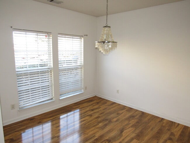 Building Photo - Rivergate area condo with 2 bedrooms, 2 ba...