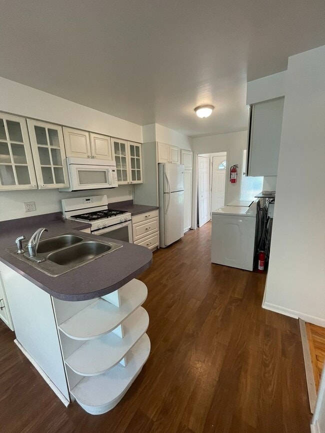 Building Photo - Three Bedroom Home in Sugarbrook Area!