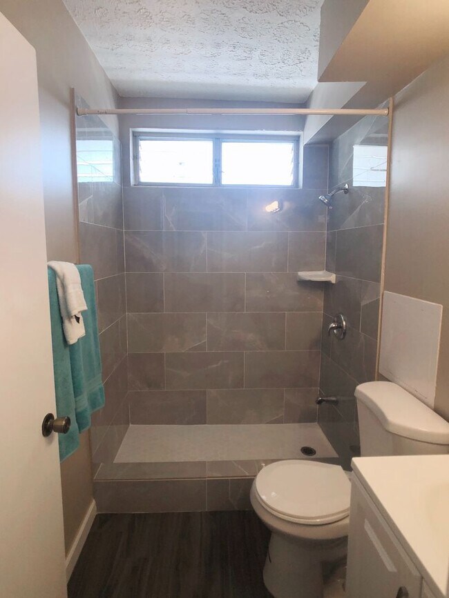 Building Photo - 716 Lukepane Ave