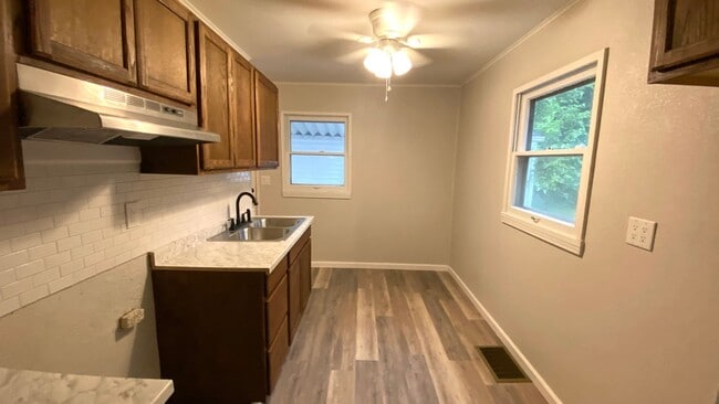 Building Photo - 3 Bedroom + 1 Bath Home - First Month Free