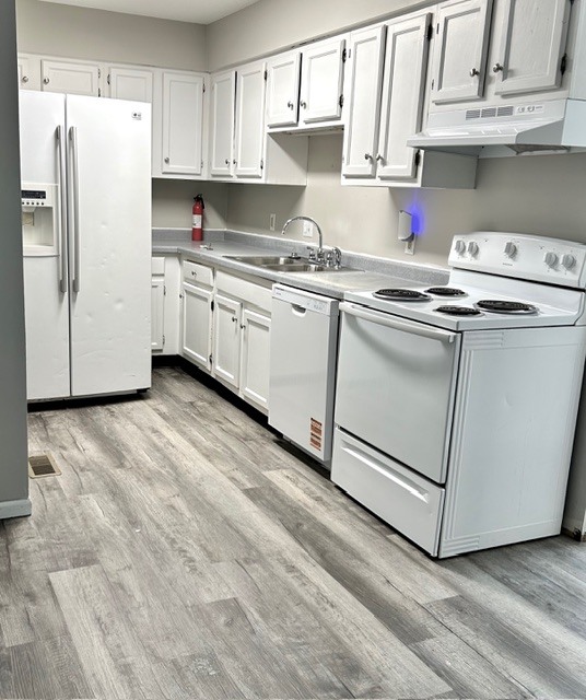 Building Photo - 2308 E Vermont Ave