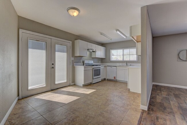 Building Photo - Remodeled and move-in ready located in Southeast Las Vegas.