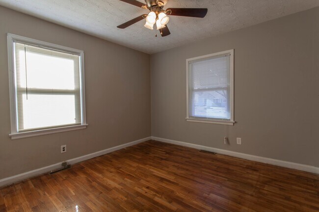 Building Photo - Adorable 2 bed/1 bath home with garage and...