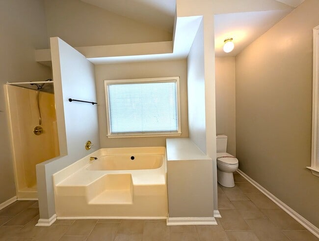 Building Photo - Beautiful 2 story, 4 bed, 2.5 bath Home Located in the Davis Lake Community!