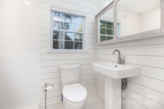 Building Photo - 542 Iverson Way