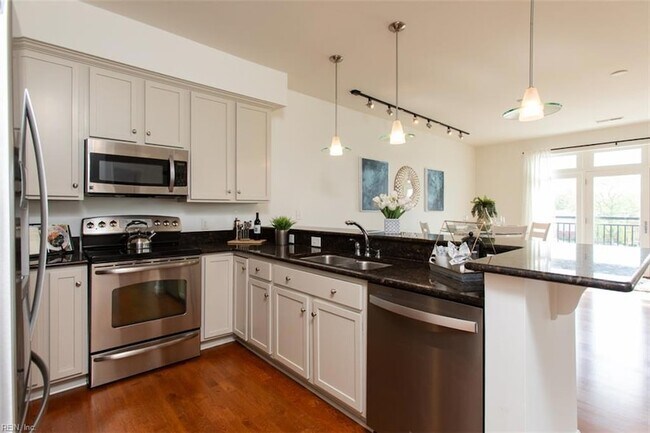 Building Photo - 670 Town Center Dr