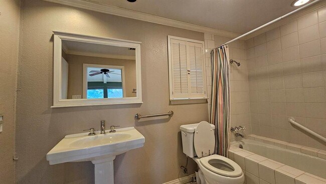 Building Photo - 4902 Westview Dr