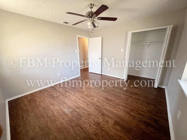 Building Photo - 211 Stonegate Dr