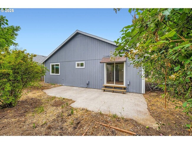 Building Photo - Charming One - Level