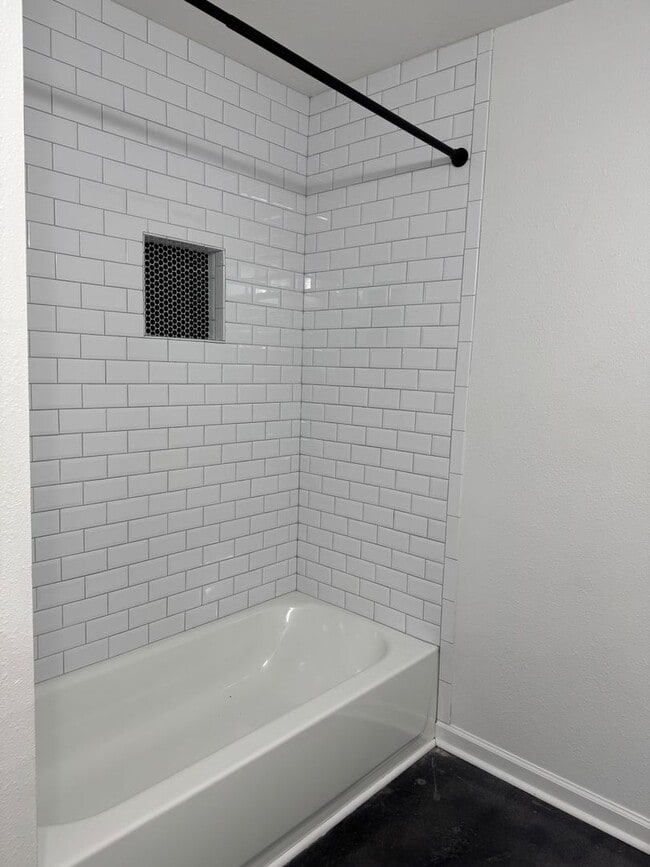 Building Photo - Attention to Detail Sets this 3/2 Rental Apart in Wakulla