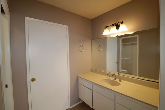 Building Photo - Two story 4/Bed, 2.5/bath  Home for Lease ...