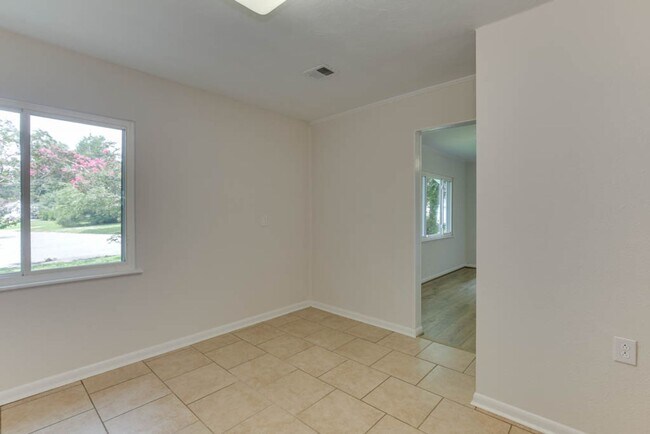 Building Photo - Renovated Virginia Beach Home with Large Yard and Prime Location