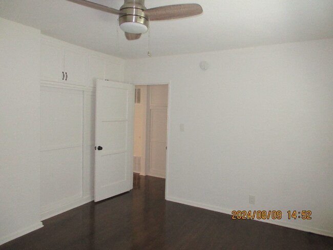 Building Photo - 905 N Sweetzer Ave