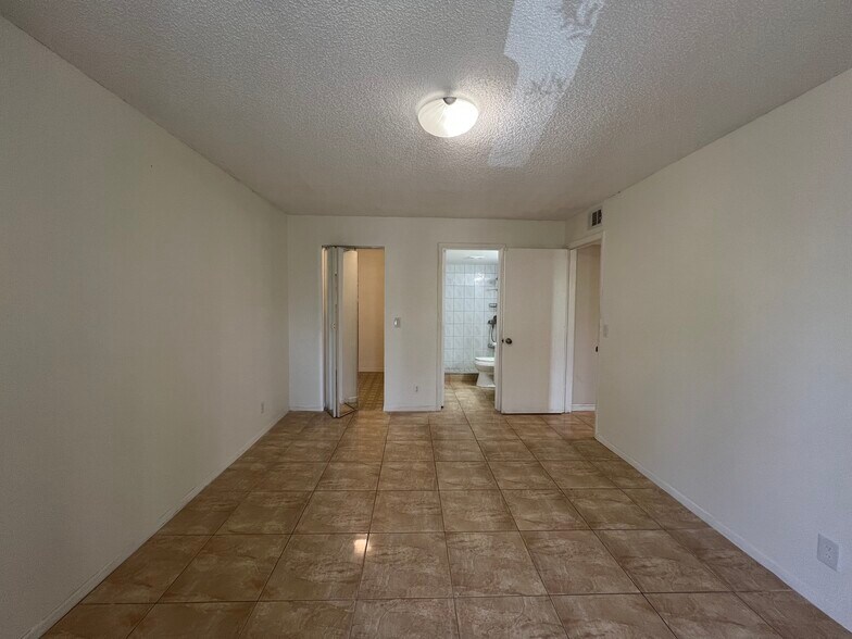 Building Photo - 202 Foxtail Dr