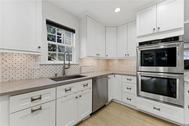 Building Photo - 302 Hascall Rd NW