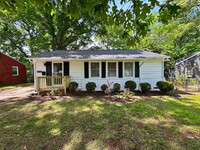 Building Photo - Well Maintained Home Minutes from Downtown...