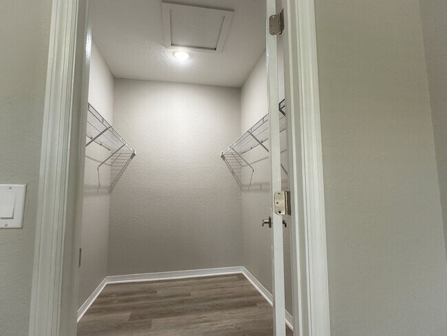 Building Photo - Crescent Place - 22-206