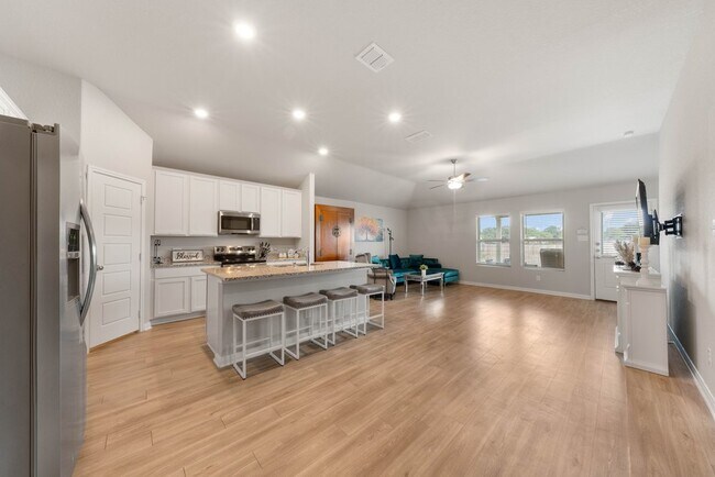 Building Photo - Stylish 3-Bed Home with Island Kitchen, Private Patio & Fenced Yard in Seguin