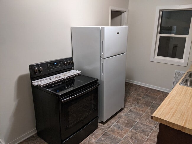 Building Photo - 2-1 House with Garage available 2/1