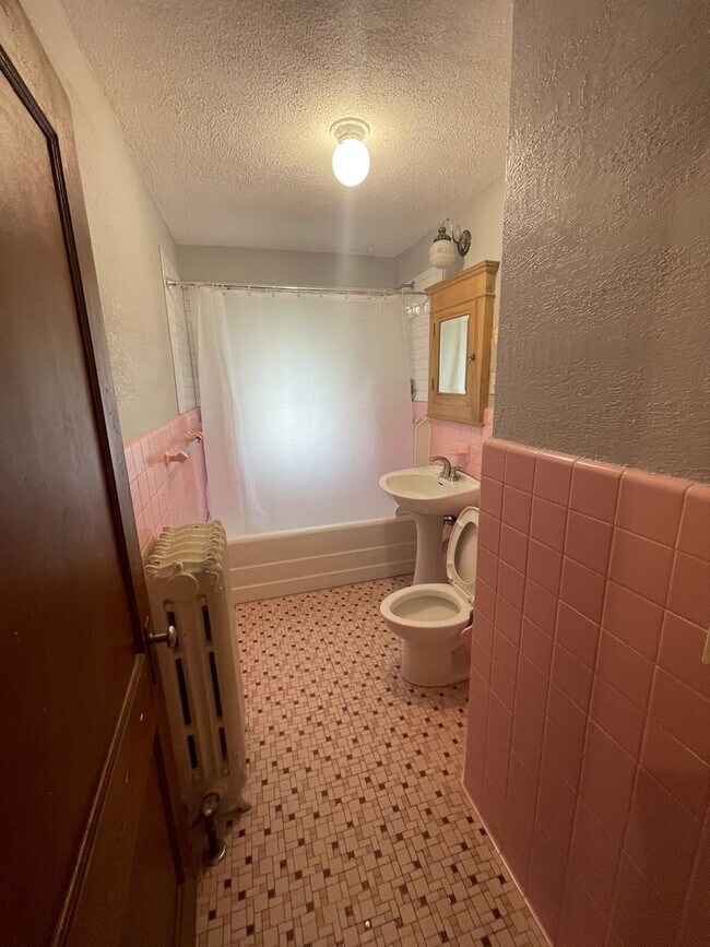 Building Photo - June 2026 ~ Cute 5 bedroom house. Spacious...