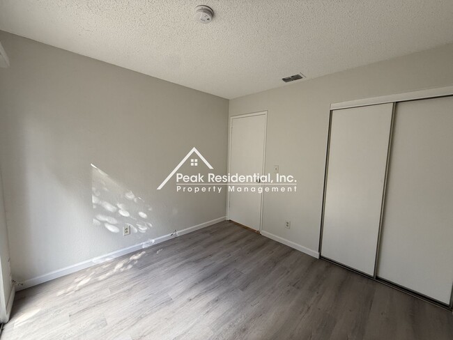 Building Photo - Wonderful 2bd/2ba Fair Oaks Duplex with Garage