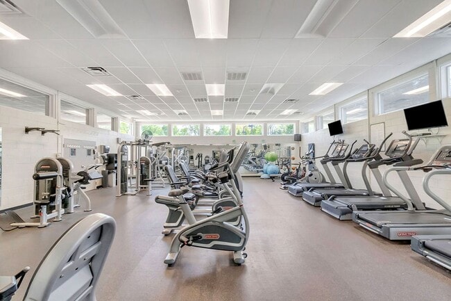 Building Photo - Cat-Friendly Forest Lakes South Townhome