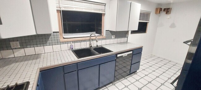 Building Photo - $2500 deferred move in discount.  3/4 mile to beach 3BR in Redondo Beach