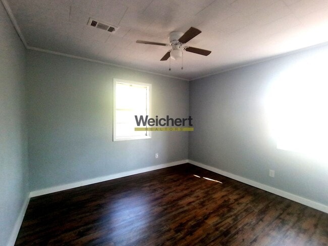 Building Photo - Remodeled 3bed/1bath with fenced backyard