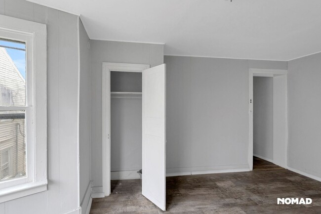 Building Photo - Charming 1BR Duplex in Salem