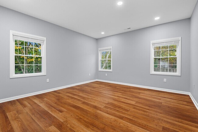 Building Photo - $500 OFF Special - 4Bd/ 2Bath Ranch Style home mins from Downtown Burlington