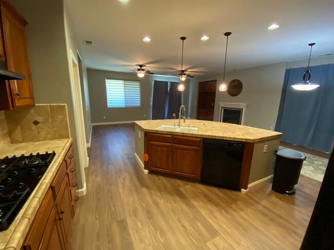 Building Photo - Big beautiful Home for rent in Visalia, Ca