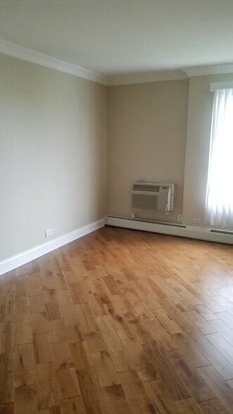 Building Photo - 16 E Old Willow Rd