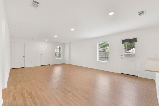 Building Photo - Single-story home in the highly sought-aft...