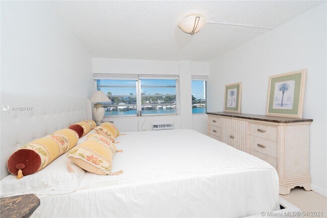 Building Photo - 220 Kings Point Dr