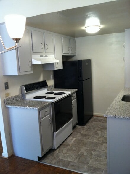 Kitchen - 108 Windermere Ave