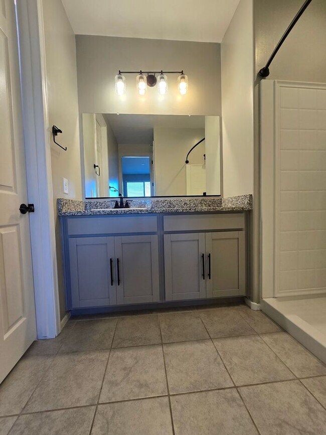 Building Photo - MOVE IN SPECIAL!! 3 Bedroom/ 2 Bath Red Rock Oasis