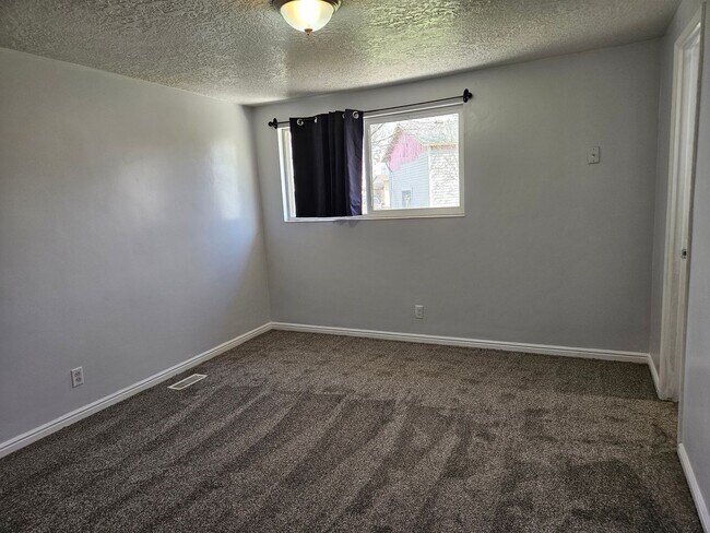 Building Photo - Beautiful 5 Bedroom home in Great Layton Location!