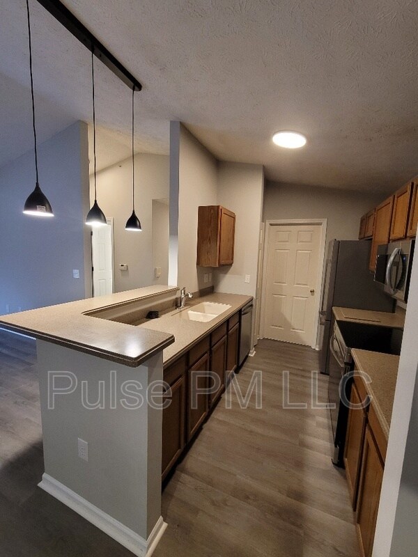 Building Photo - 440 Lakeview Dr