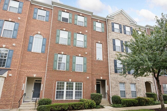 Building Photo - Stunning 2 bed 2.5 bath 2-story condo/townhome