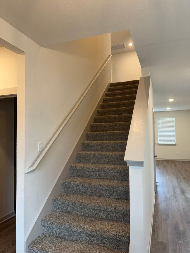 Building Photo - Ready for move-in! Spacious 4-bedroom, 3-b...