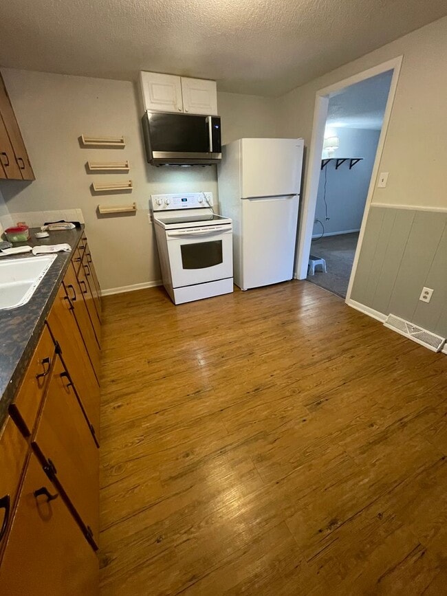 Building Photo - 3 bed/ 1 bath Single Family House