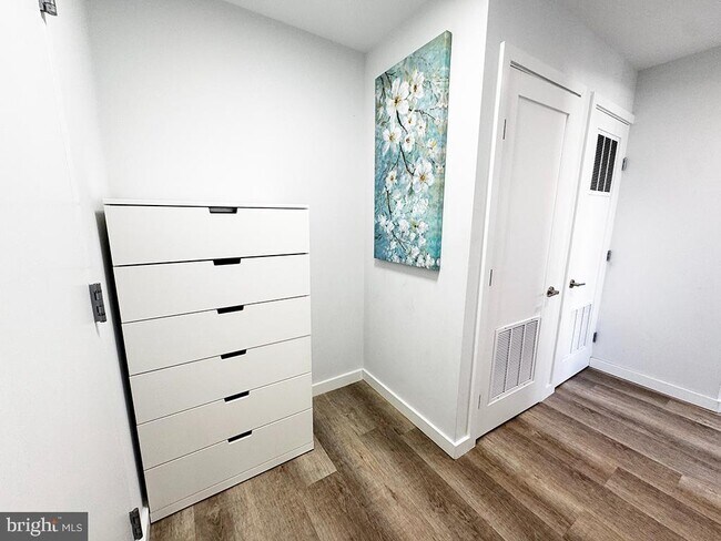 Building Photo - 700 Roeder Rd