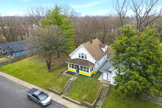 Building Photo - 851 W 25th St