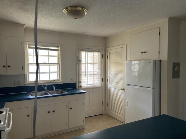 Building Photo - 608 Plum Dr